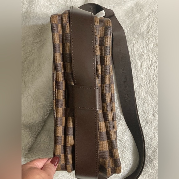 SOLD! Authentic Louis Vuitton
Damier Ebene Naviglio Messenger - Picture 16 of 17